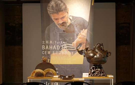 Türk Sanatçı Erdem'in Çin'deki Seramik Sergisi