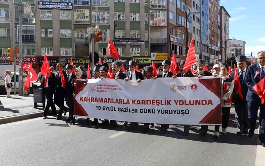 Sivas'ta Gaziler kol kola yürüdü