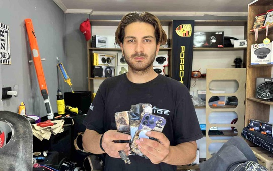Uğruna geceden sıraya girilen telefon vatandaşın cebinde alev alev yandı