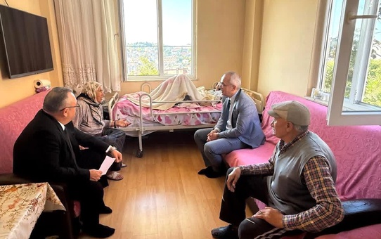Kaymakam'dan Annesine ve Eşine Bakan Kadına Ziyaret
