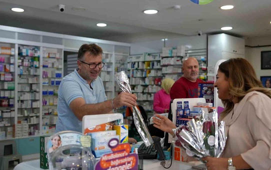 Düzce Belediyesi'nden Eczacılara Sürpriz Kutlama