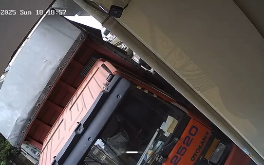 Esenyurt'ta Kamyon Kaydı, 3 Araç Hasar Gördü