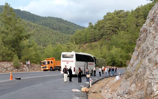 Akseki'de Minibüs ve Otobüs Çarpıştı: 1 Ölü, 1 Yaralı