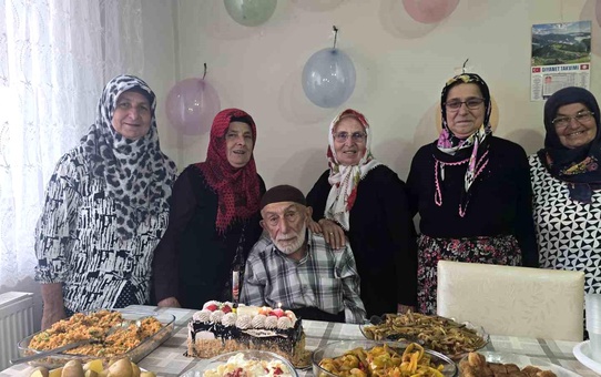 95 Yaşındaki Hasan Dede'ye Esprili Doğum Günü Kutlaması