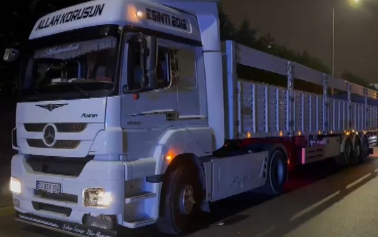Sultanbeyli'de TIR Kazası: 2 Yaralı