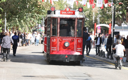 Divanyolu trafiğe kapatıldı, nostaljik tramvay hizmete girdi