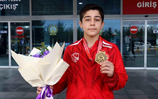 Mehmet Esat Dedeoğlu Balkan Güreş Şampiyonu Oldu