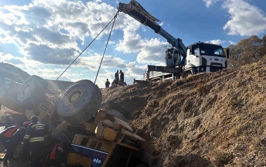 Eskişehir'de İş Makinesi Devrildi, Operatör Kurtarıldı