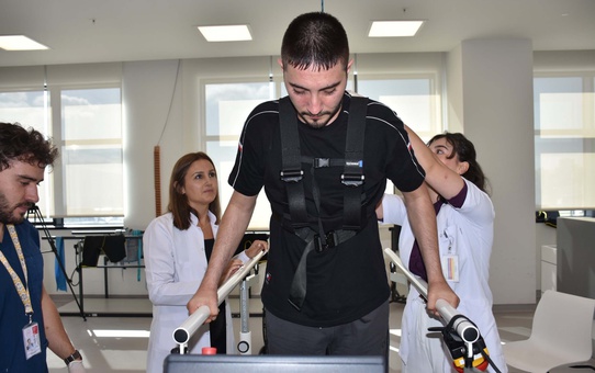 Felçli Genç, Rehabilitasyonla Yürümeye Başladı