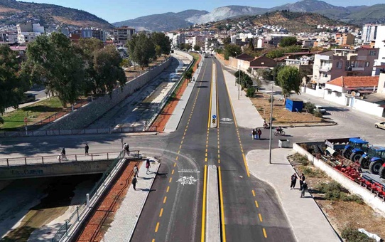 Aydın Büyükşehir Belediyesi Yol Yapım Çalışmalarını Sürdürüyor