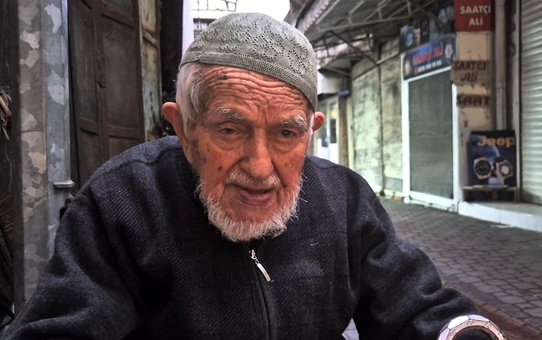 96 Yaşındaki Şemsiye Tamircisinden Gençlere Tavsiyeler