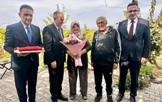 Vali Özkan ve beraberindekilerden şehit ailesine anlamlı ziyaret
