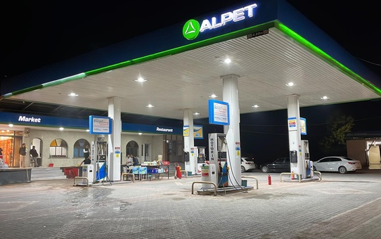 Türkiye'de 300'den fazla istasyonu var! Akaryakıt devi resmen satıldı