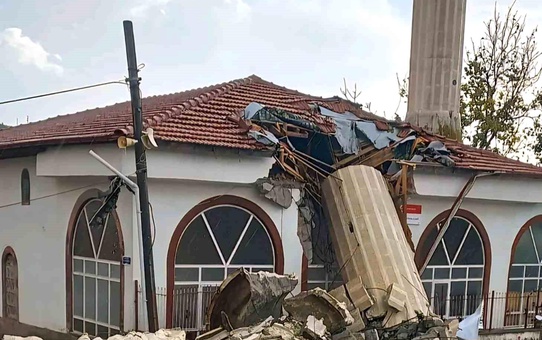 Ayaş'ta Cami Minaresi Yıkıldı