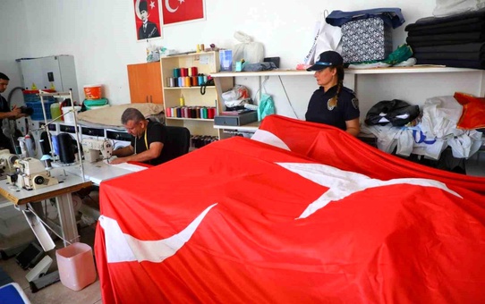 Bodrum'da Dev Türk Bayraklarının Terzisi Ali Akay'a Teşekkür Plaketi