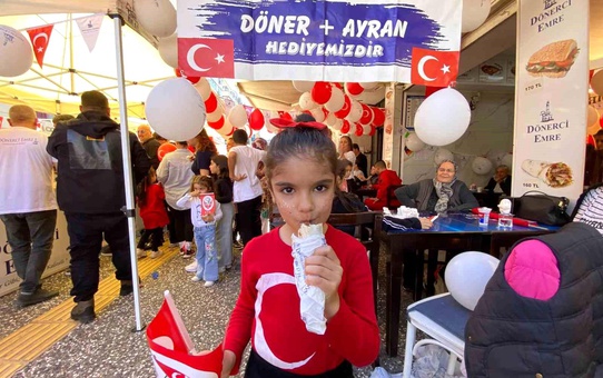 İzmir'de Çocuklara Ücretsiz Döner İkramı