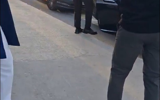 Çakarlı konvoyuyla geldi, araçtan ineni herkes merak ediyor