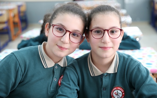 Eşi benzeri yok! Aynı okulda 21 ikiz eğitim görüyor