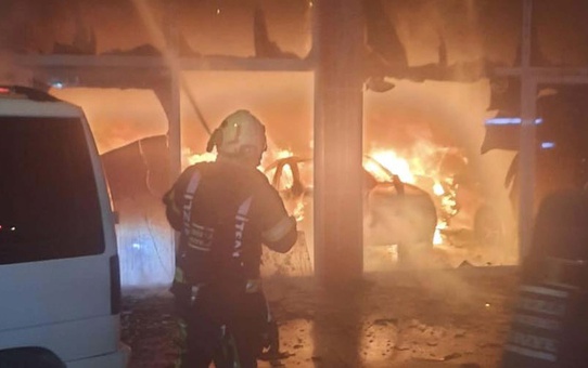 Oto galeri kundakladı: 5 otomobil hasar gördü