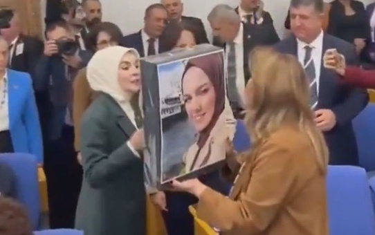 CHP'li Dinçer'den, Bakan Göktaş'a Saliha Akkaş'ın fotoğrafı ve hırkası ile protesto