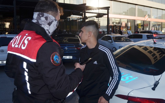 Kafede yakalandı, kesilen cezaya pişkince yanıt verdi