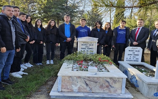 Kastamonu'da vefat eden öğretmen öğrencileri tarafından kabri başında anıldı