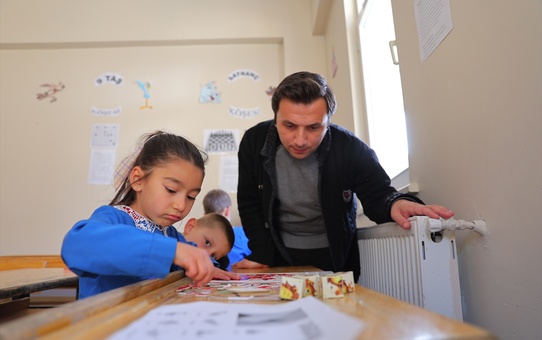 Zorlu Koşullarda Başarı: Erol Koç'un Öğrencilerine Sevgisi