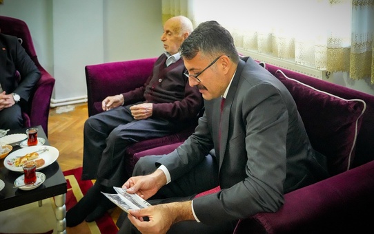 Vali Çelik, Emekli Öğretmeni Ziyaret Etti