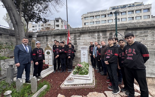 İstanbul'da 24 Kasım Öğretmenler Günü kapsamında eğitimci, şair ve yazarlar kabirleri başında anıldı