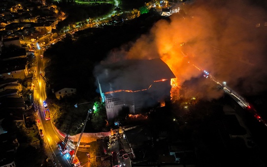 İstanbul'da tarihi köşkü küle çeviren yangın