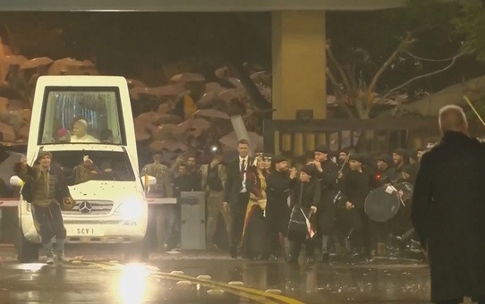 Türkiye'den sonra Lübnan'a giden Papa böyle karşılandı
