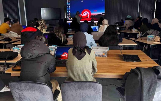 Kayseri'de Bilişim Akademisi, Öğretmen Adaylarına Robotik Kodlama Eğitimi Verdi