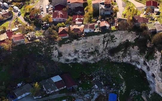 Başakşehir'de Uçurum Kenarındaki Tehlikeli Yerleşim