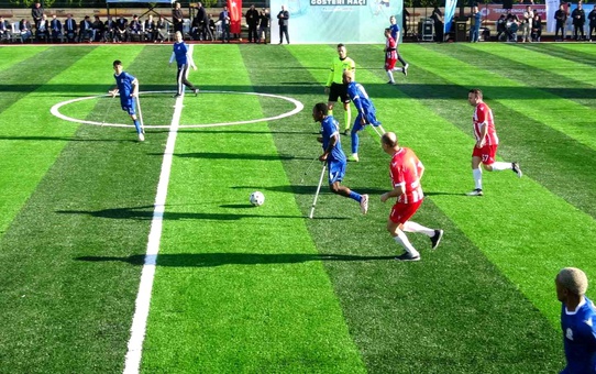 Dünya Engelliler Günü'nde Pendik'te anlamlı karşılaşma: hakim ve savcılar, ampute futbolcularla sahaya çıktı