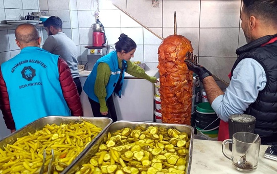Diyarbakır'da son kullanma tarihi geçmiş 426 kilo ürün imha edildi
