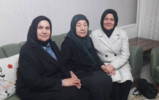 AK Parti Kadın Kolları MKYK Üyesi Yılmaz, Kıbrıs gazisi Tuna'nın ailesini ziyaret etti