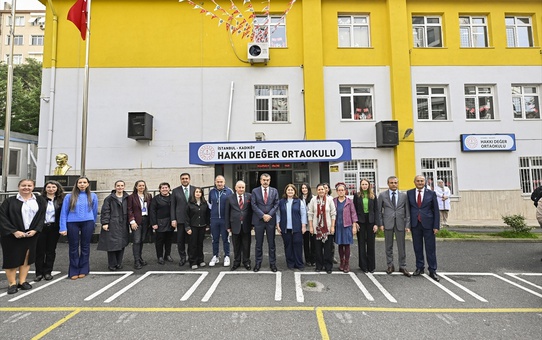Bakan Tekin, Öğrenci Meclis Başkanı ile Okulu Ziyaret Etti