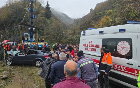 Vefat eden annesi için mezar yeri bakmaya giderken yeğeniyle trafik kazasında öldü