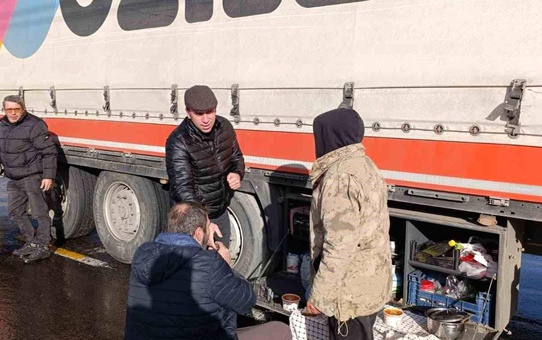 Posof Belediyesi'nden yolda kalan tır şoförlerine sıcak çorba
