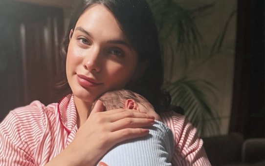 Ünlü oyuncu Beste Kökdemir, oğlu ile ilk fotoğrafını paylaştı