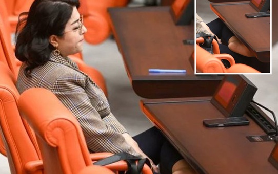 DEM Partili Öznur Bartın TBMM'de ayakkabılarını çıkardı
