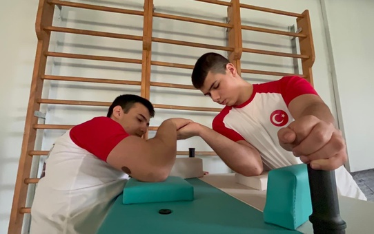 İkiz Kardeşlerden Bilek Güreşinde Büyük Başarı