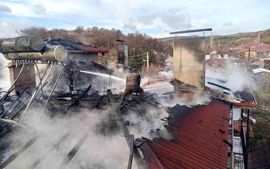 Şaphane'de çıkan yangında bir evin çatısı hasar gördü