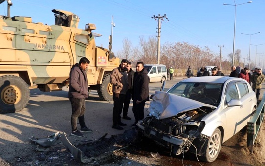 Iğdır'da Kaza: Otomobil ve Kamyon Kafa Kafaya Çarpıştı