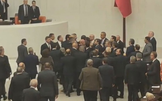 Meclis'te 'Atatürk' polemiği! AK Partili ve CHP'li vekiller birbirinin üzerine yürüdü