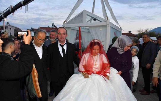 Sıra dışı düğün! Gelin ve damat cam vitrinde gezdirildi