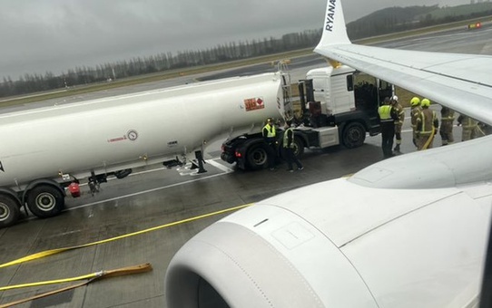 Ryanair uçağında korku dolu anlar, yakıt tankeri ile çarpıştı