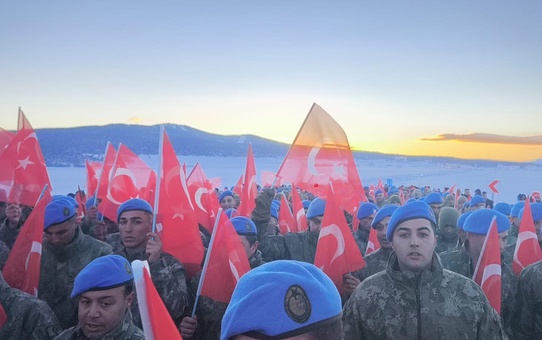Sarıkamış'ta öğrenciler eksi 10 derecede saygı nöbeti tuttu