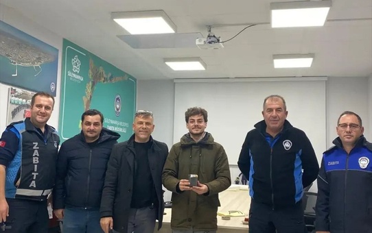 Cüzdan Çöp Konteynerinden Bulundu