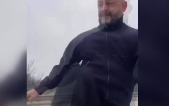 Trafikte takip edip sıkıştırdığı belediye meclis üyesinin otomobiline saldırdı; o anlar kamerada